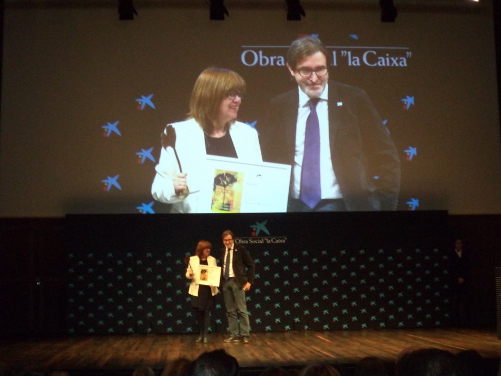 Lourdes Zuriaga recogiendo el premio en representación de Ezequiel Martínez