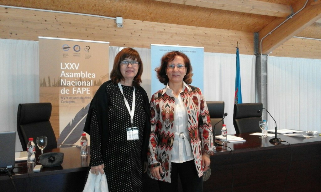 Lourdes Zuriaga (izquierda) junto a la presidenta de la FAPE, Elsa González (derecha).