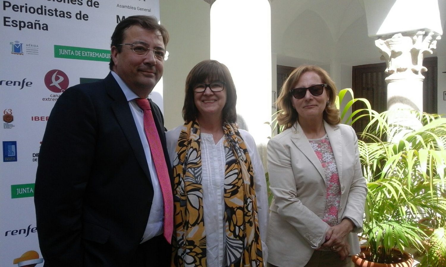 De izquierda a derecha: el presidente de la Junta de Extremadura, Guillermo Fernández Vara, la presidenta de APAE, Lourdes Zuriaga, y la presidenta de FAPE, Elsa González.