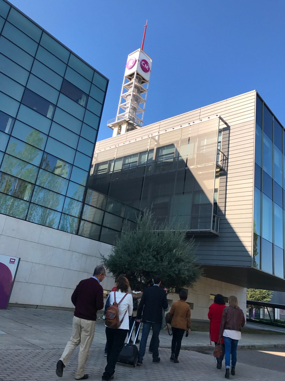 Llegada a las instalaciones de CMMedia por parte de los alumnos del curso.