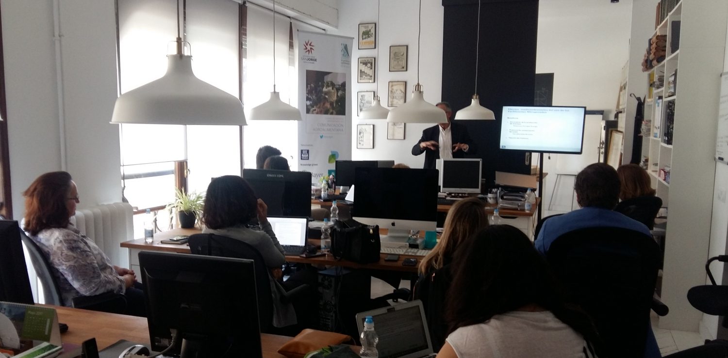 Fotografía del grupo de alumnos durante la sesión presencial en la sede de  Editorial Agrícola.