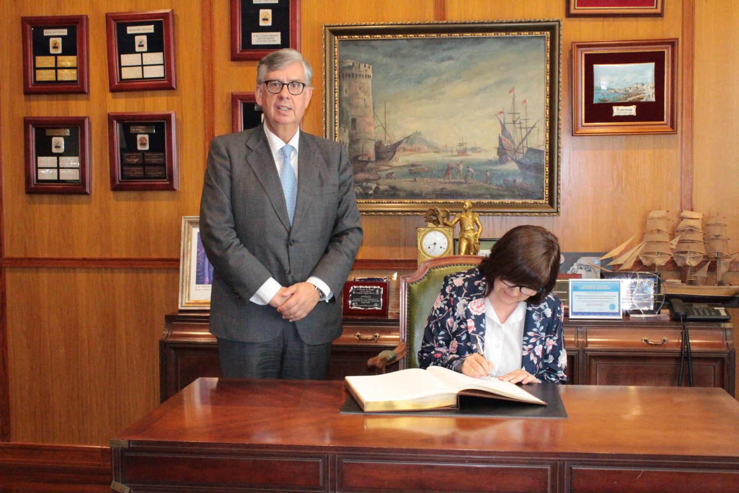 La presidenta de APAE firmó en el Libro de Honor de ANFACO-CECOPESCA