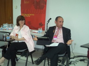 La presidenta de APAE, Lourdes Zuriaga, y el director de La Semana Vitivinícola, Salvador Manjón