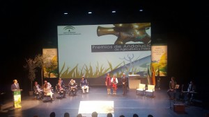 La directora de EfeAgro, Susana Cuevas, recogiendo el premio otorgado a EfeAgro por la Junta de Andalucía