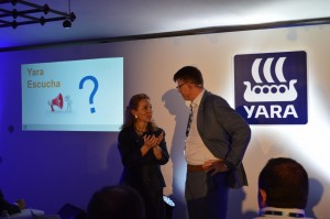 Mónica Andrés, directora general de Yara Iberian, y Terje Knutsen, director global del segmento de agricultura de Yara, durante la jornada de trabajo.