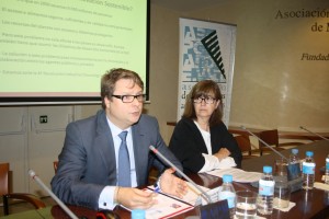 Ricardo Migueláñez, coordinador del Grupo de Innovación Sostenible y Lourdes Zuriaga, presidenta de la Asociación de Periodistas Agroalimentarios de España