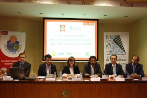 Ramiro Cabral, vicepresidente para EMEA (Elanco), Eduardo Martínez de Ubago, gerente divisional de ventas (John Deere), Lourdes Zuriaga, presidenta de la Asociación de Periodistas Agroalimentarios de España, Roger Plana, director de Marketing (Compo Expert), Víctor Yuste, director general (Foro Interalimentario) y José María Fontán, director de Desarrollo (Eurosemillas).