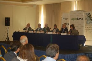 Mesa redonda de políticos y periodistas.