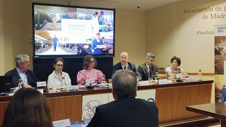 APAE colabora en la presentación del informe “Ganadería 5:00 a. m.”